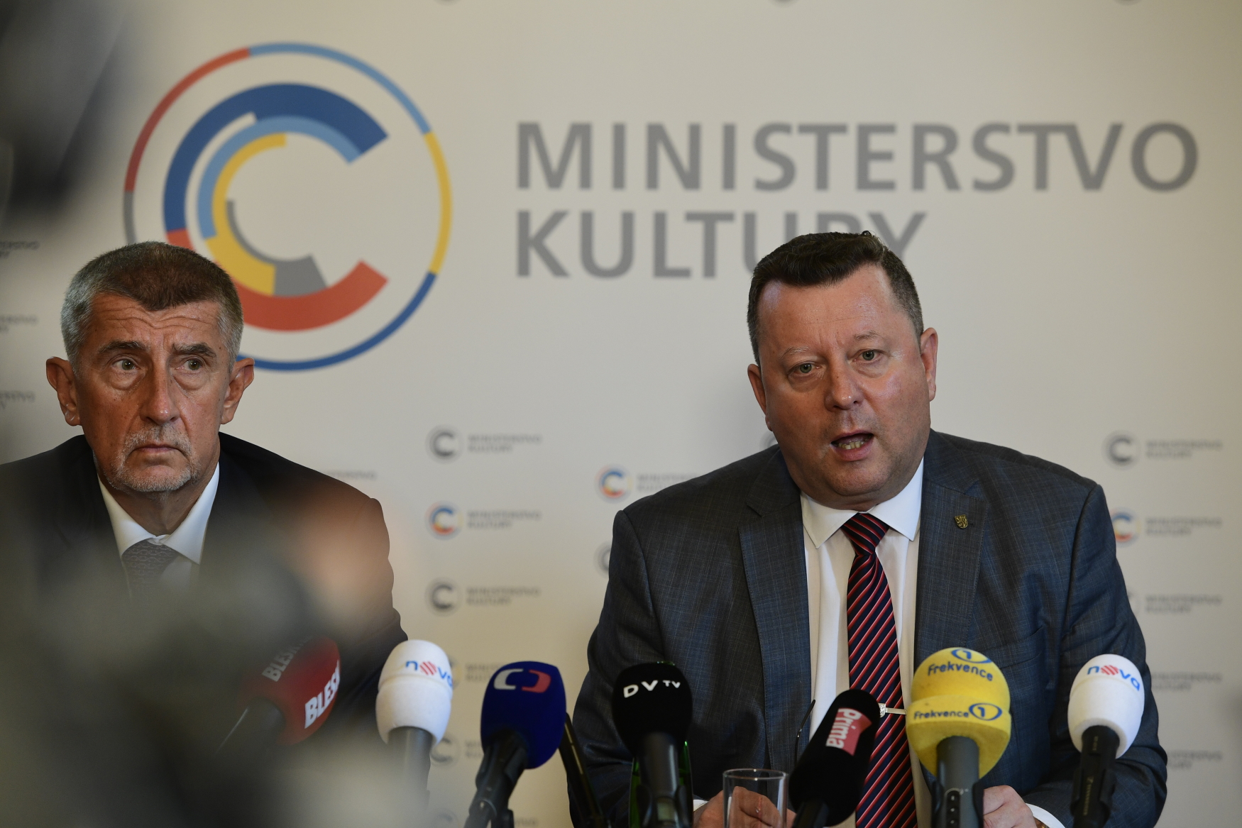 Premiér Andrej Babiš a končící ministr kultury Antonín Staněk na společné tiskové konferenci