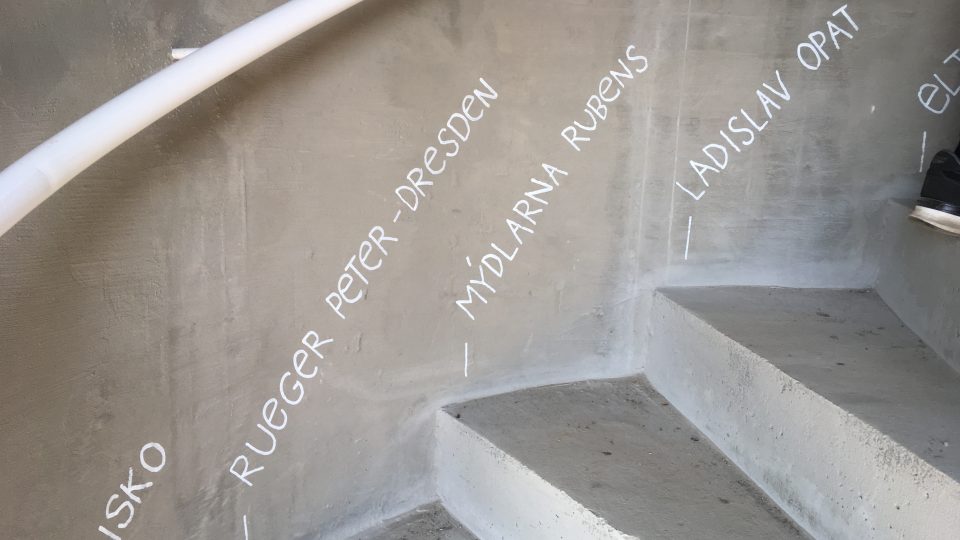 Jména dárců, kteří přispěli na stavbu rozhledny Růženka, jsou i u schodů