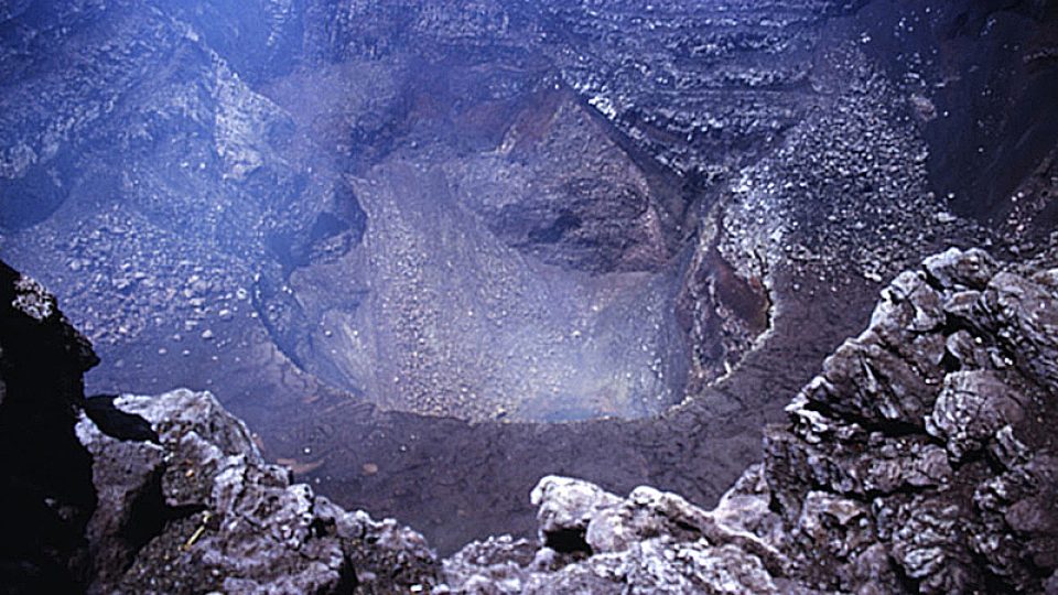 Vulkán Nindirí poblíže Managuy, Nikaragua (Národní park Masaya). Kráter Santiago na vrcholu má jezírko žhavé lávy na dně.