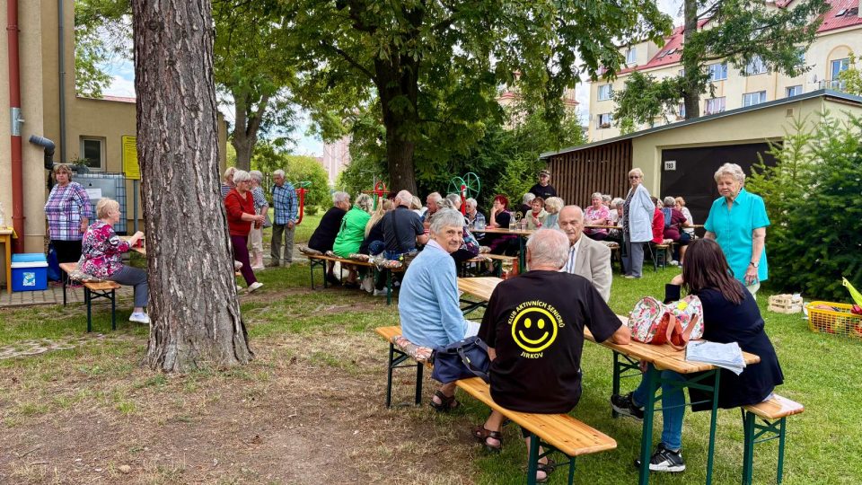 Klub aktivních seniorů v Jirkově se přes léto schází ke společným hrám | foto: Jan Beneš, Český rozhlas Klub aktivních seniorů v Jirkově se přes léto schází ke společným hrám