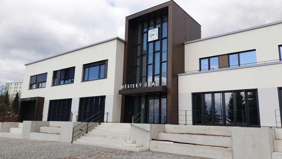 Nově opravený kulturní dům a městský úřad v Chlumci | foto: Jan Bachorík Nově opravený kulturní dům a městský úřad v Chlumci