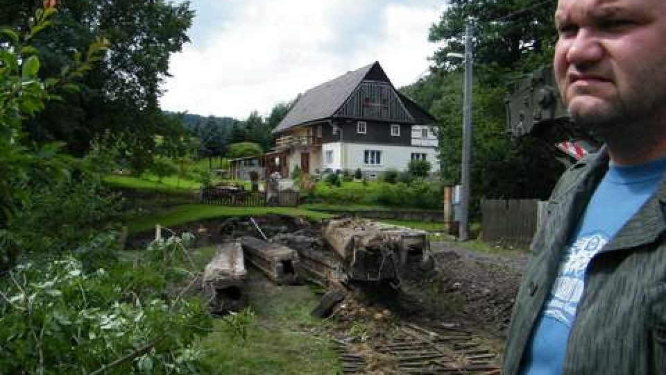 Místostarosta Ladislav Donát u rozbořeného mostu