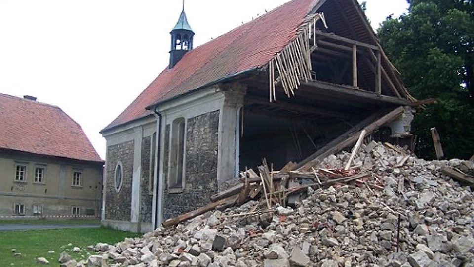 Zřícený kostel v Lenešicích