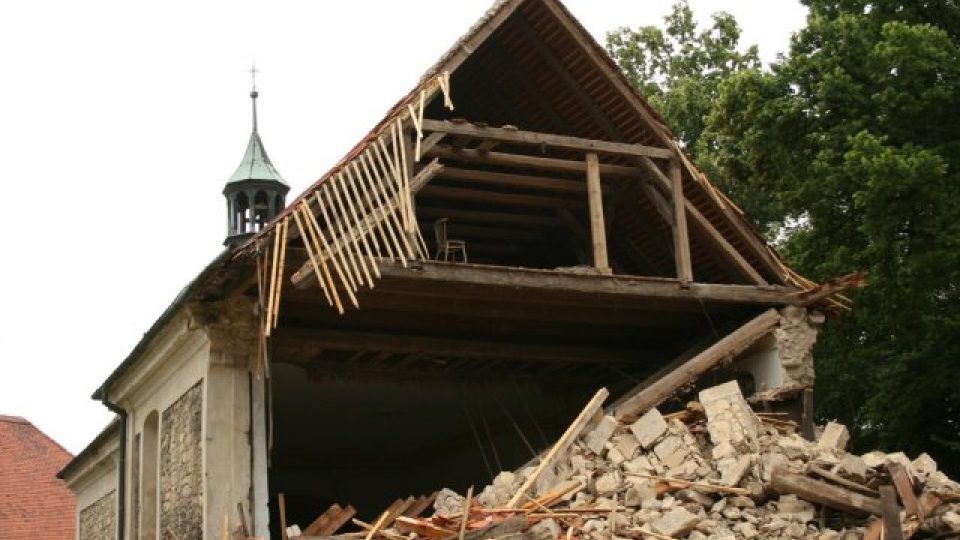 Zřícená věž kostela v Lenešicích na Lounsku