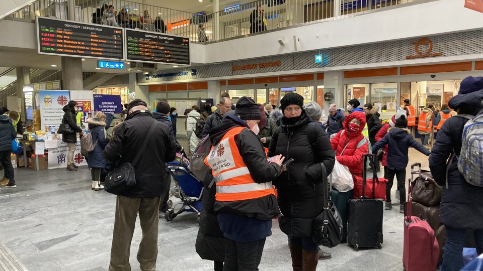 Dobrovolníci na hlavním vlakovém nádraží v Košicích pomáhají uprchlíkům najít správný spoj, vyměnit si peníze nebo najít ubytování