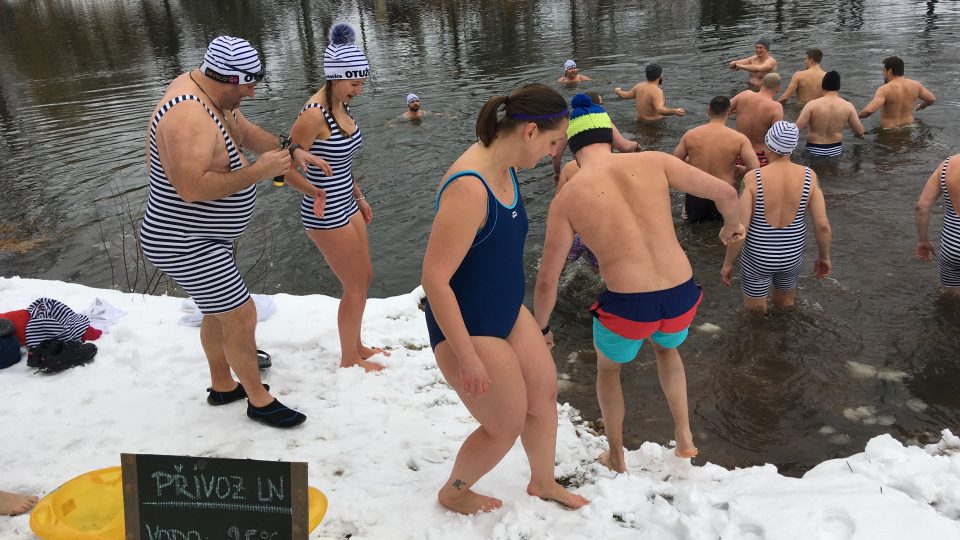 Téměř dvě desítky otužilců včetně tří žen vstoupilo do ledové řeky