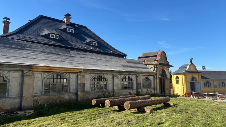 Druhou část ambitu v areálu kostela sv. Jiří v Chřibské oprava teprve čeká | foto: Daniela Pilařová, Český rozhlas Druhou část ambitu v areálu kostela sv. Jiří v Chřibské oprava teprve čeká
