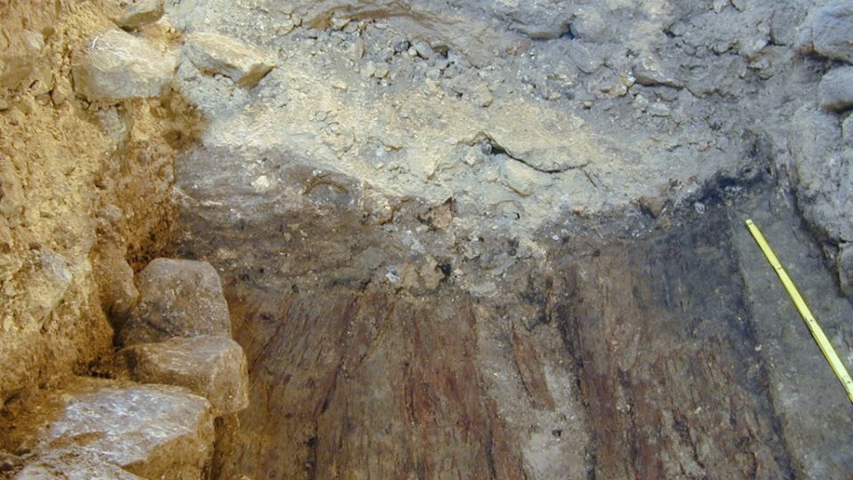 Dřevěná podlaha ze 14. století objevená v jižním křídle kláštera johanitů v Českém Dubu