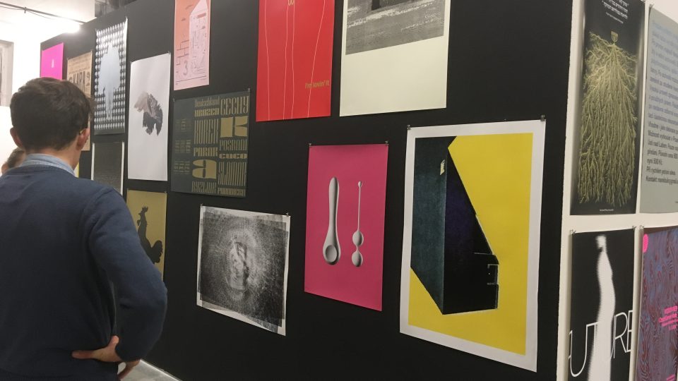 Výstava „Desítka sítem“ představuje desetiletí sítotiskové dílny na Fakultě umění a designu UJEP v Ústí nad Labem