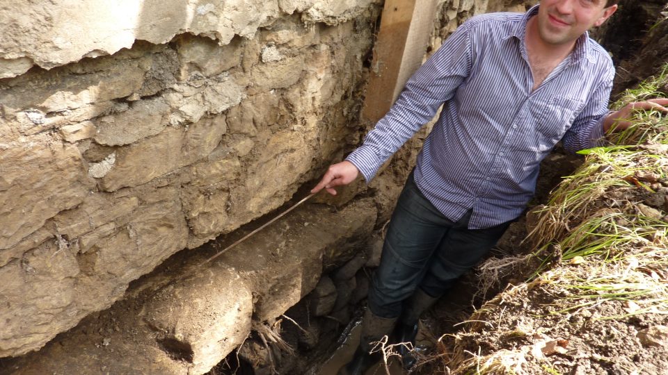 Archeolog Martin Volf ukazuje místo, kudy se chodilo do kostela