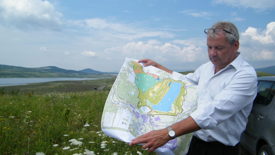 František Kroupa z Palivového kombinátu Ústí s mapou rekultivací u jezera Milada u Chabařovic