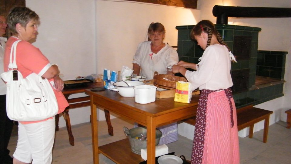 Roubenka z roku 1700 byla původně v Loubí na Českolipsku. Nyní je z ní vzdělávací centrum v Zubrnicích