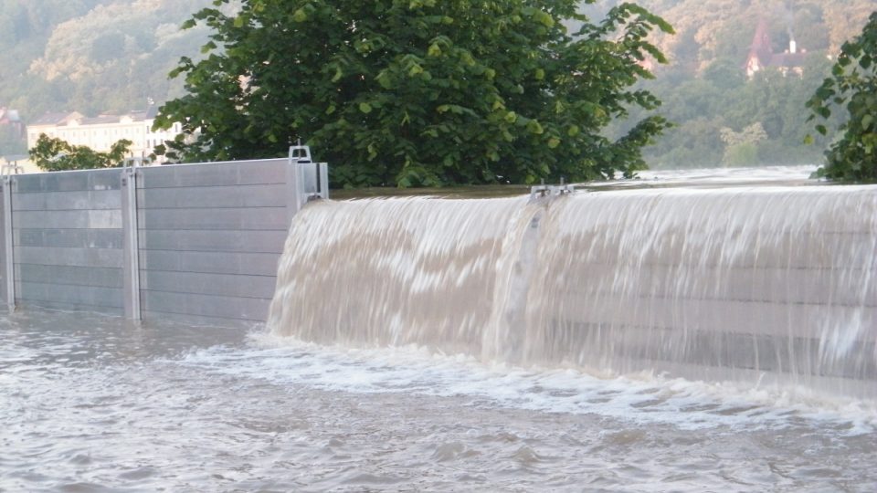 Voda jde přes protipovodňové zábrany v Ústí nad Labem