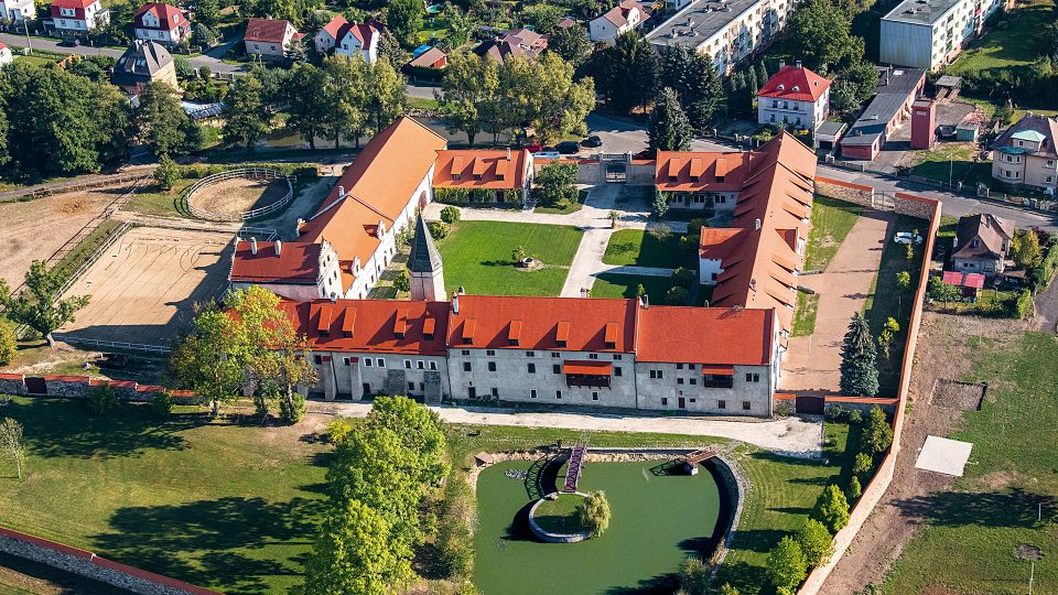 Zámek Libouchec byl založen ve druhé polovině 16. století rytíři z Bünau. Není veřejně přístupný, ale majitel umožňuje prohlídky nebo konání společenských akcí. Od roku 1989 je chráněn jako kulturní památka