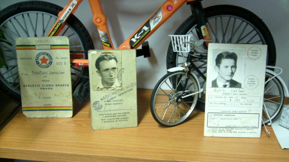 Cyklistický průkaz Václava Rykla (vpravo)