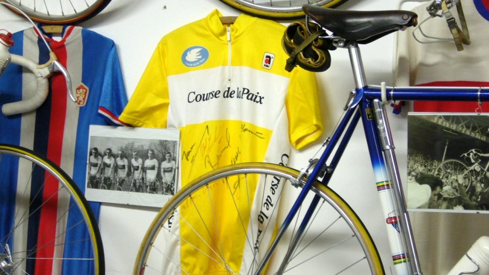Dres podepsaný slavnými cyklisty, například Olafem Ludwigem