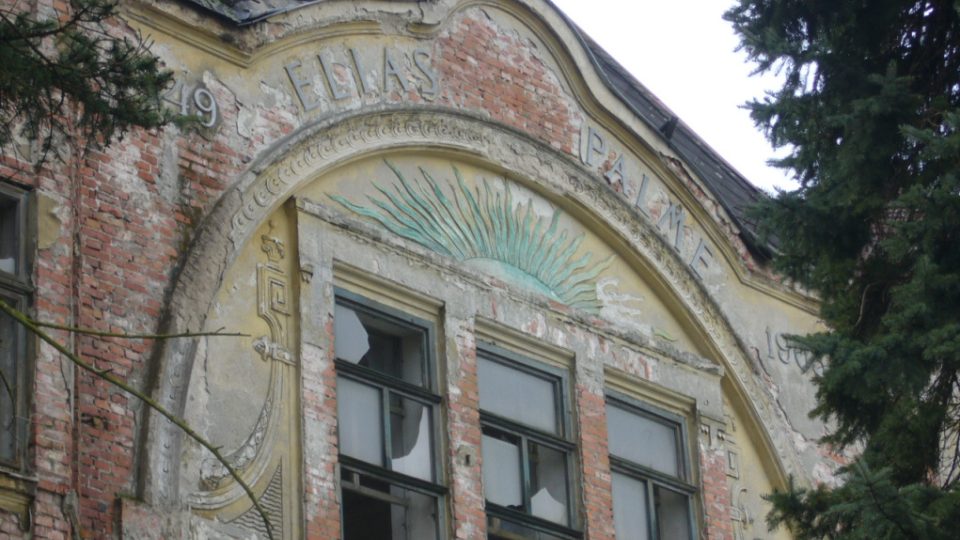 Administrativní budovy bývalé továrny na výrobu lustrů v Kamenickém Šenově (štít - letopočet 1849 a 1905 a nápis ELIAS PALME)