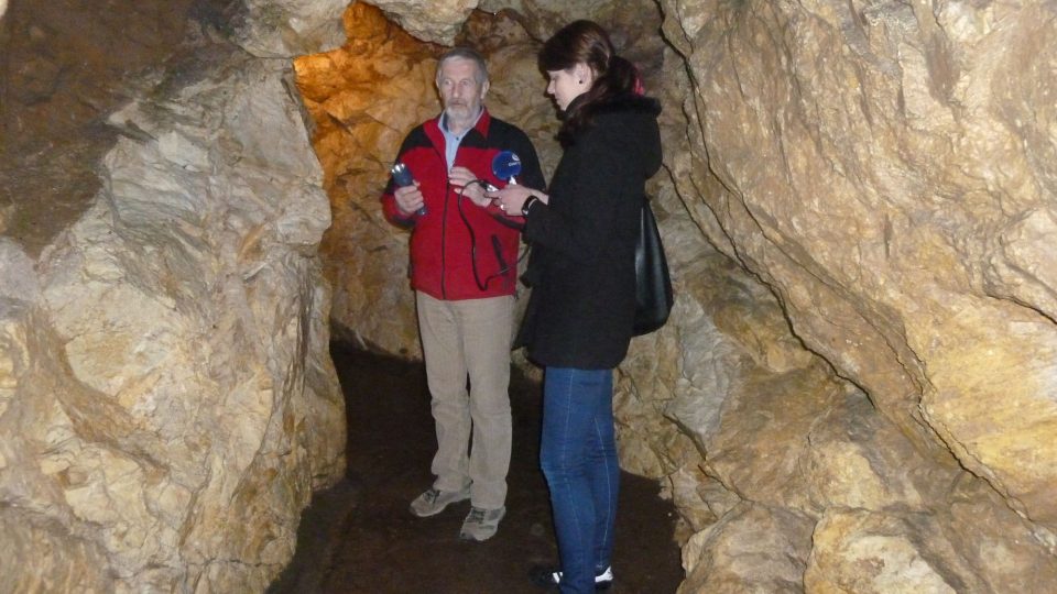 Bozkovské dolomitové jeskyně - Jaroslava Mannová při rozhovoru se správcem jeskyň Dušanem Milkou