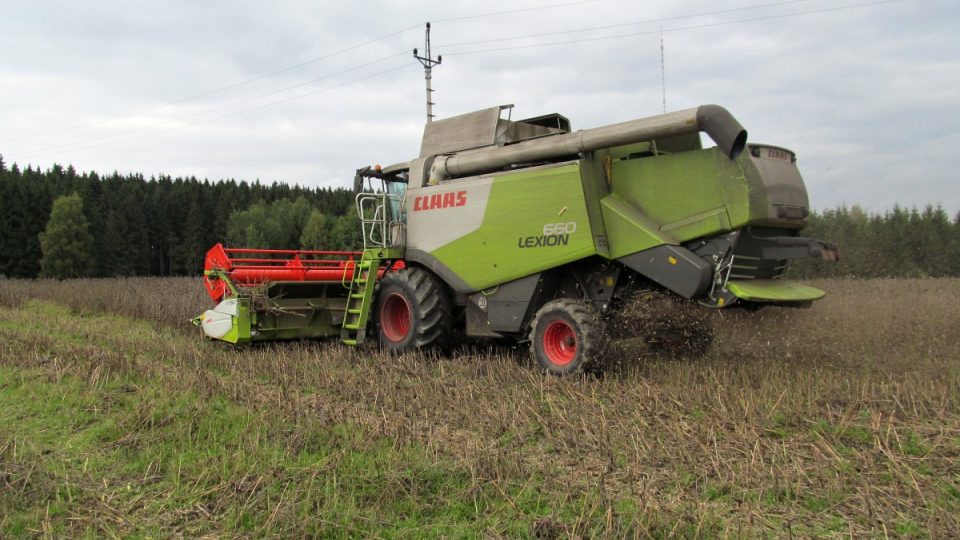 Kombajn (na sklizeň máku i obilovin)