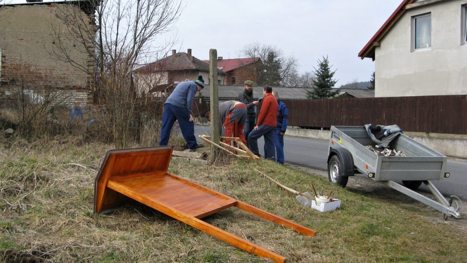 Stavba informační cedule o malínském křenu