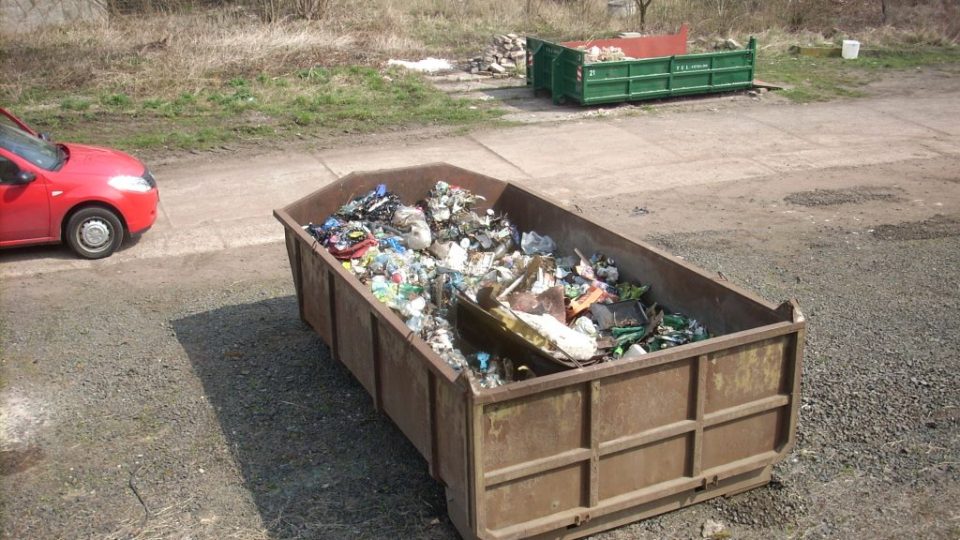 Stovku pytlů naplnili odpadem dobrovolníci v Novosedlicích na Teplicku
