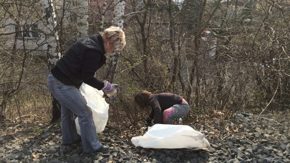 Stovku pytlů naplnili odpadem dobrovolníci v Novosedlicích na Teplicku
