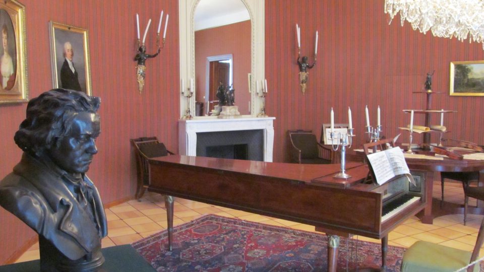 Hradecký zámek nadchl svou atmosférou svého času i Ludwiga van Beethovena | foto: Naďa Čvančarová, Český rozhlas Hradecký zámek nadchl svou atmosférou svého času i Ludwiga van Beethovena