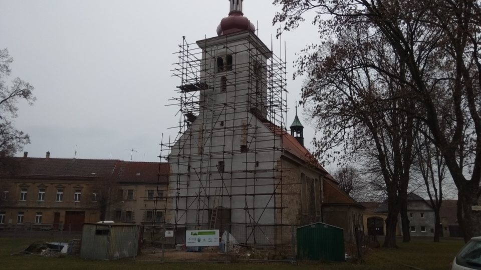Kostel v Lenešicích už má novou věž, otevřít má za rok