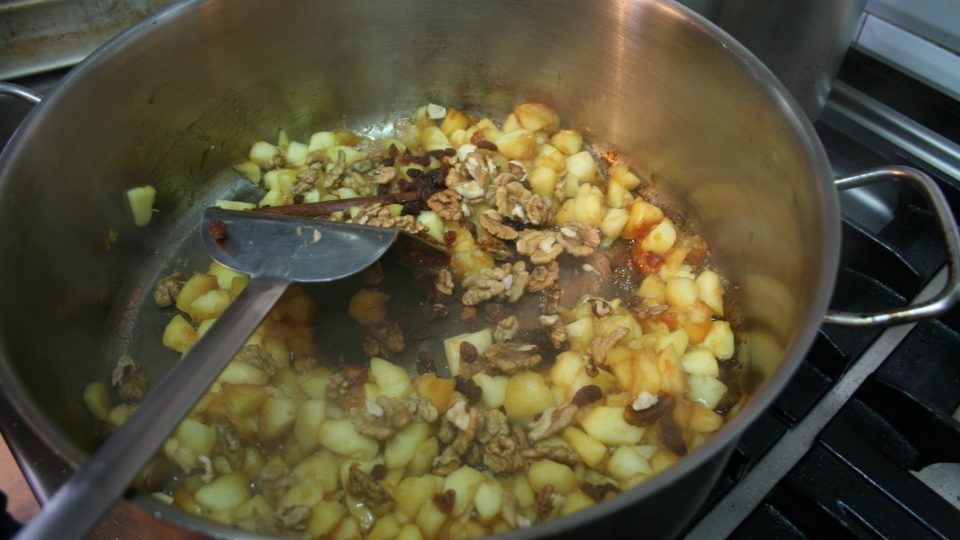 Jakmile nám jablka pustí do karamelu tekutinu, tak vše promícháme a přidáme další ingredience