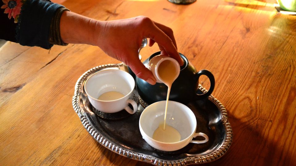 Earl Grey lze podávat i s mlékem a kdo rád sladí, může si vzít i cukr, karamel nebo med