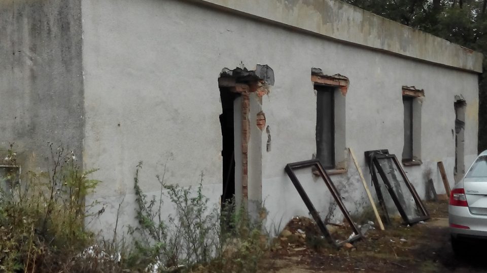 Zdevastovaná budova v areálu bývalého uprchlického tábora v Červeném Újezdě