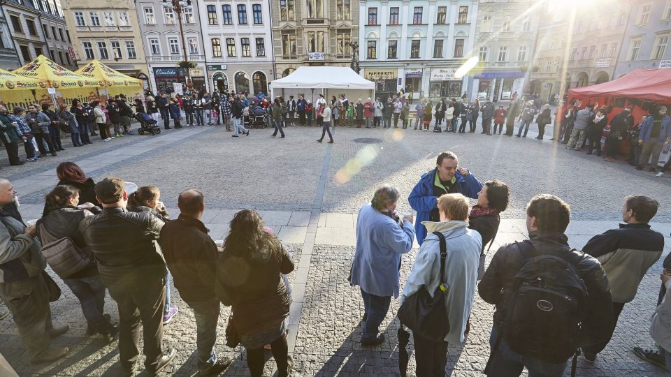 Český rekord v počtu lidí postupně si připíjejících teplým nápojem v Liberci
