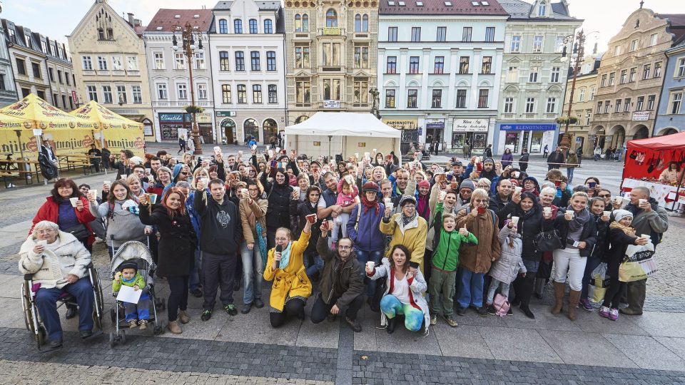 Český rekord v počtu lidí postupně si připíjejících teplým nápojem v Liberci