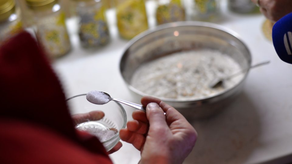 Do směsi přidáme propasírovaný česnek, vejce, sůl a znovu promícháme | foto: Martin Čuřík Do směsi přidáme propasírovaný česnek, vejce, sůl a znovu promícháme