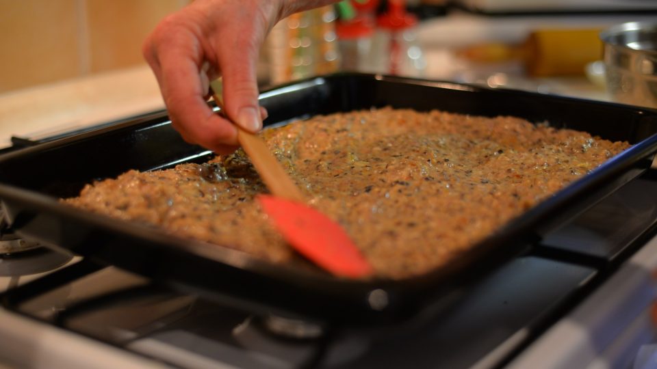 Když je pekáč rozpálený, nalijeme na něj houbovou směs, kterou uhladíme | foto: Martin Čuřík Když je pekáč rozpálený, nalijeme na něj houbovou směs, kterou uhladíme