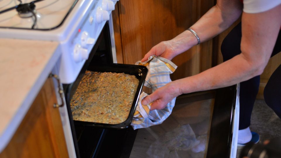 Pečeme v rozehřáté troubě nejprve na 160 stupňů po dobu 45 minut | foto: Martin Čuřík Pečeme v rozehřáté troubě nejprve na 160 stupňů po dobu 45 minut