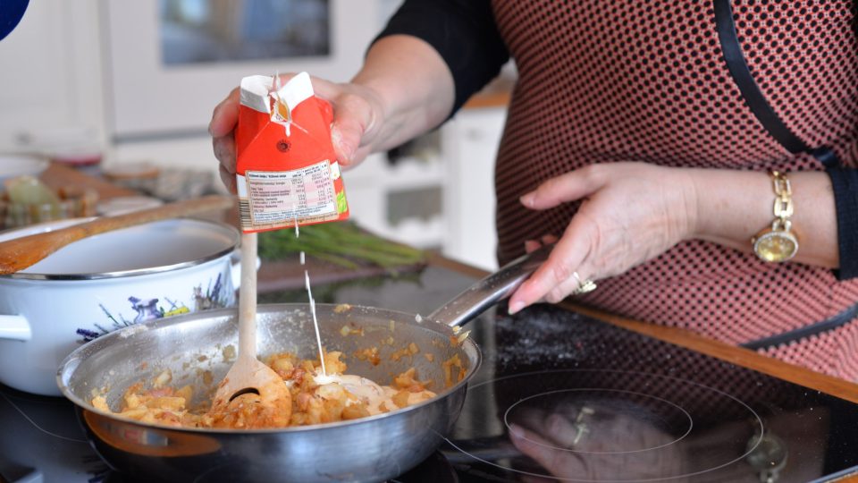 Přilijeme trochu smetany ke šlehání | foto: Martin Čuřík Přilijeme trochu smetany ke šlehání