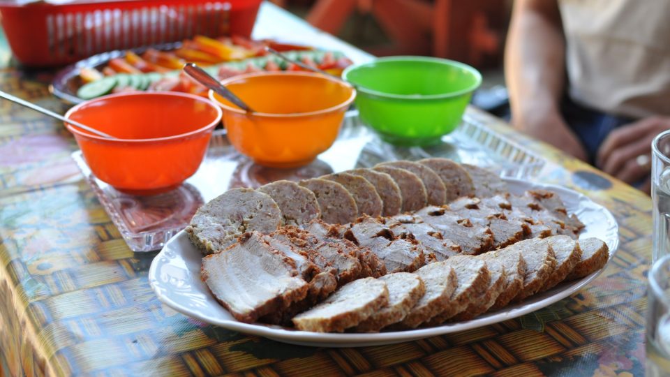 Hana Lečková připravila i kromě salátové polévky i další dobroty | foto: Martin Čuřík Hana Lečková připravila i kromě salátové polévky i další dobroty