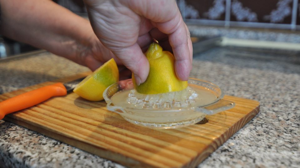 Přidáme šťávu z citronu a znovu provaříme | foto: Martin Čuřík Přidáme šťávu z citronu a znovu provaříme