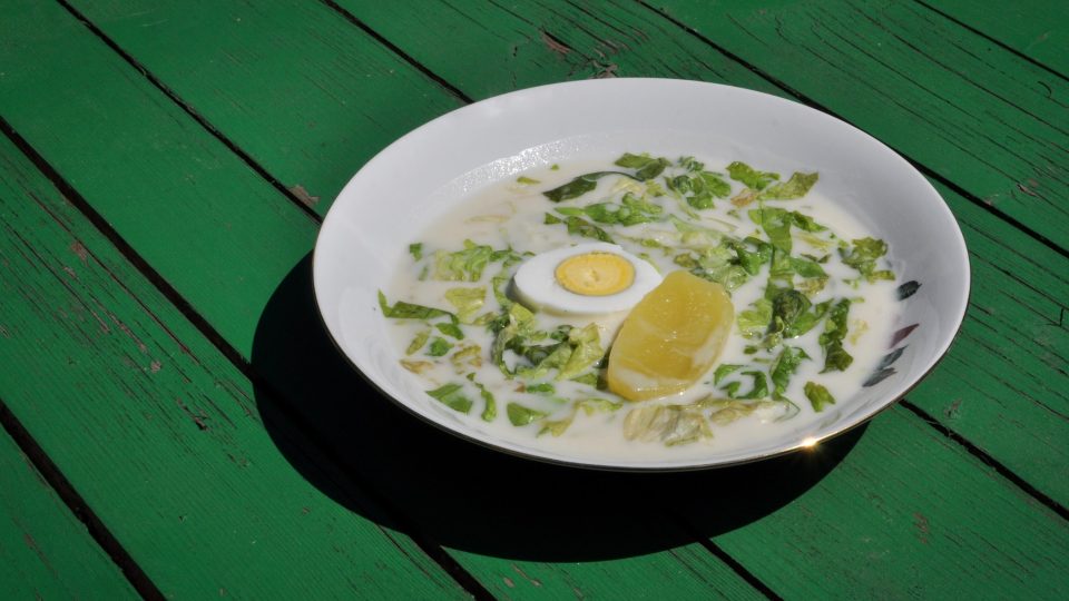 Podáváme s nakrájenými vařenými bramborami nebo vajíčkem natvrdo | foto: Martin Čuřík Podáváme s nakrájenými vařenými bramborami nebo vajíčkem natvrdo