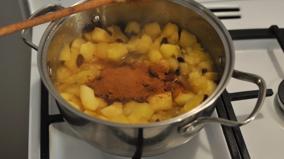 Nakonec přidáme skořici, rozinky a promícháme | foto: Martin Čuřík Nakonec přidáme skořici, rozinky a promícháme