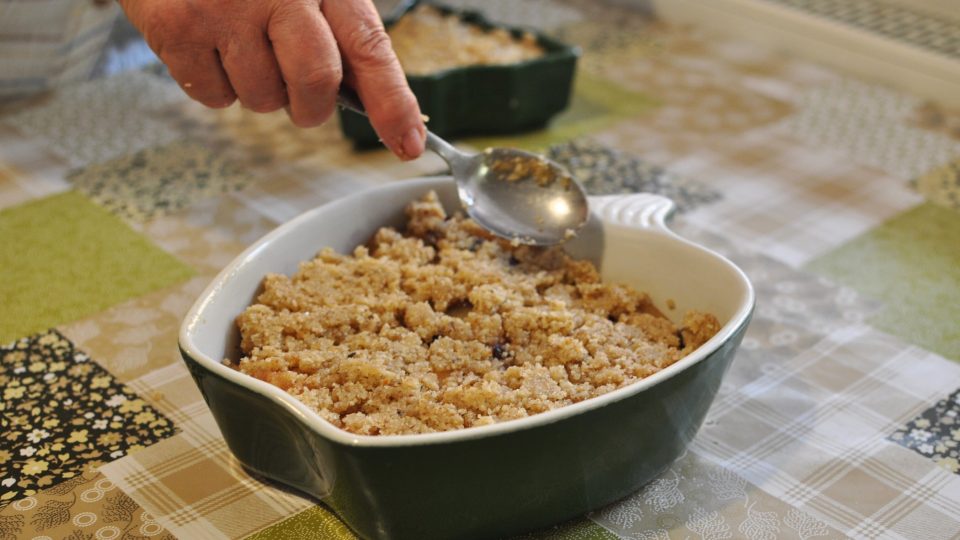 Ořechovou strouhanku rovnoměrně rozvrstvíme | foto: Martin Čuřík Ořechovou strouhanku rovnoměrně rozvrstvíme