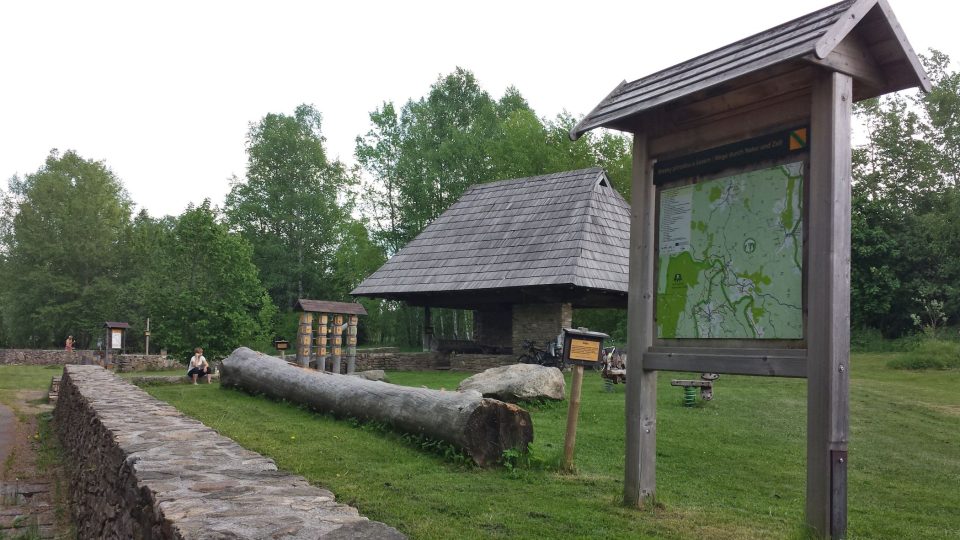Ke stezce se dostanete od dětského hřiště ve Stožci | foto: Filip Černý, Český rozhlas Ke stezce se dostanete od dětského hřiště ve Stožci