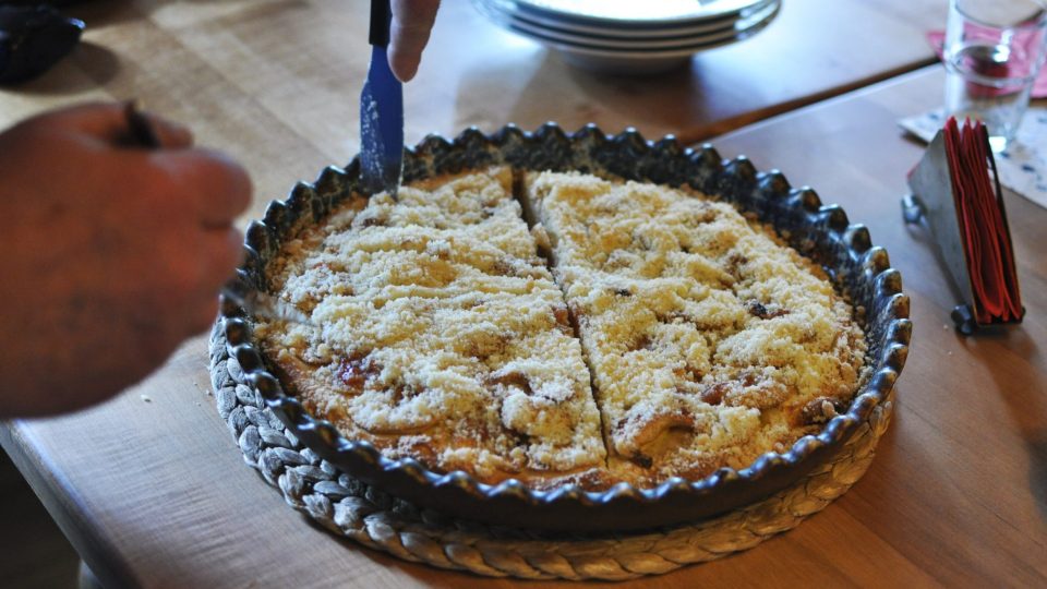 Na tým Pochoutkového roku čekal čerstvě upečený koláč | foto: Martin Čuřík Na tým Pochoutkového roku čekal čerstvě upečený koláč