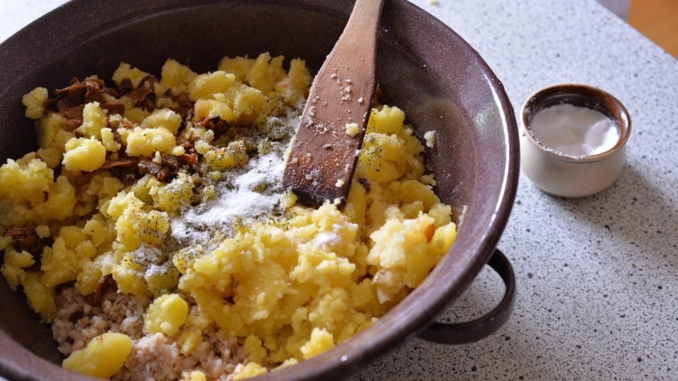 Dochutíme pepřem, kmínem majoránkou a solí a dobře promícháme | foto: Martin Čuřík Dochutíme pepřem, kmínem majoránkou a solí a dobře promícháme