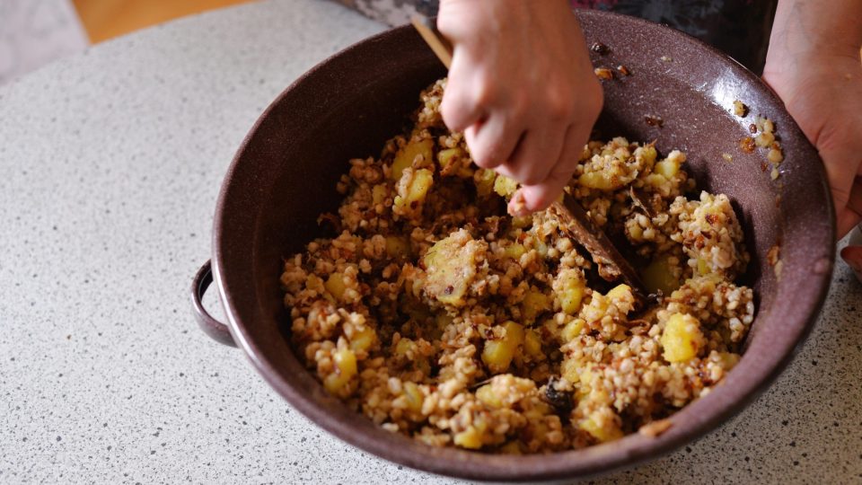 Dochutíme pepřem, kmínem majoránkou a solí a dobře promícháme | foto: Martin Čuřík Dochutíme pepřem, kmínem majoránkou a solí a dobře promícháme