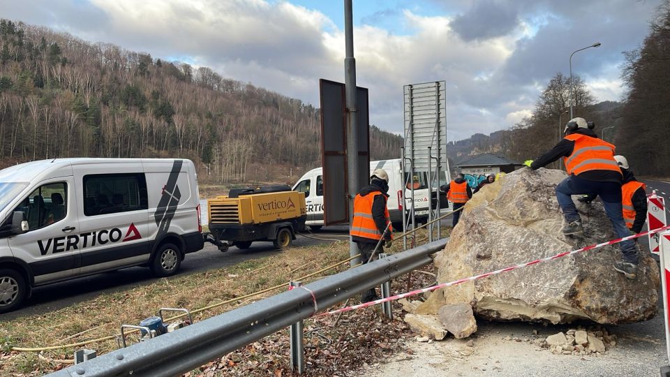 Ve Hřensku začala odborná firma pracovat na odstranění pískovcového bloku, který se 24. ledna zřítil na silnici