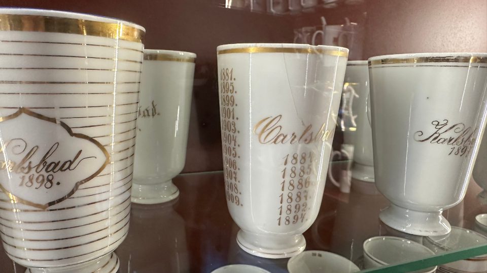 Pohárek dokládající roky lázeňské léčby jeho majitele