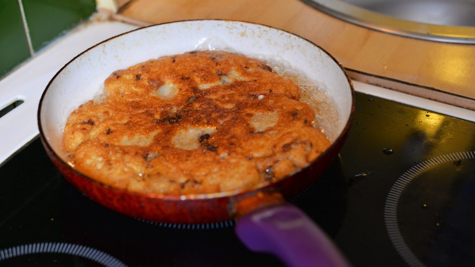 Pečeme na střední úrovni asi 6-8 minut z jedné a pak stejně z druhé strany | foto: Martin Čuřík Pečeme na střední úrovni asi 6-8 minut z jedné a pak stejně z druhé strany