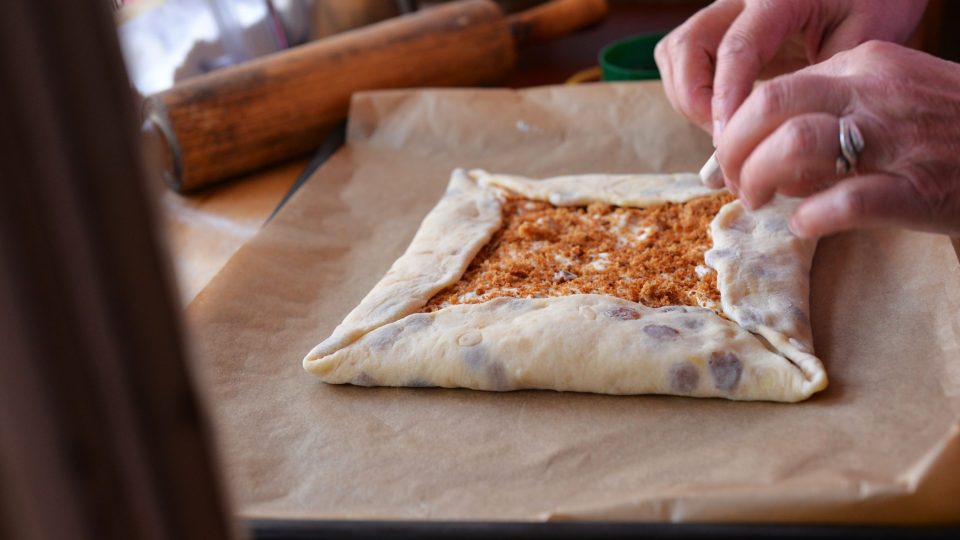 Okraje koláče přehneme na čtyřech stranách dovnitř, aby vznikl čtverec | foto: Martin Čuřík Okraje koláče přehneme na čtyřech stranách dovnitř, aby vznikl čtverec